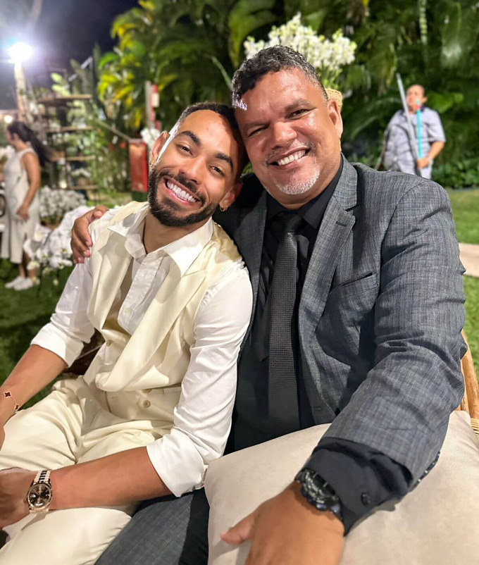 Cunha chụp ảnh với Barao Xavier - ông thầy futsal của anh - tại đám cưới của mình năm ngoái