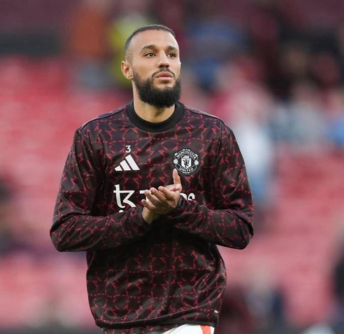 Mazraoui đã có thể tập luyện trở lại nhưng khả năng chưa đá chính ở trận gặp Liverpool