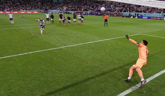 Harry Kane sút phạt đền bóng đi vọt xà ngang ở trận tứ kết World Cup 2022 trước ĐT Pháp