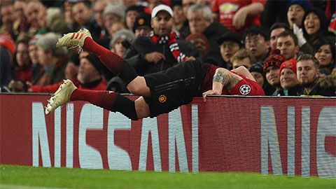 MU cải tạo sân Old Trafford sau cái chết của cựu cầu thủ Arsenal  MU cải tạo sân Old Trafford sau cái chết của cựu cầu thủ Arsenal