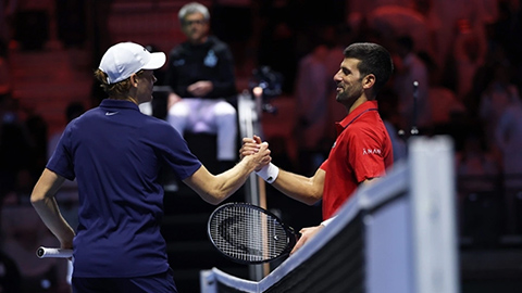 Jannik Sinner hạ gục Novak Djokovic, hẹn Carlos Alcaraz ở chung kết Six Kings Slam  Jannik Sinner hạ gục Novak Djokovic, hẹn Carlos Alcaraz ở chung kết Six Kings Slam