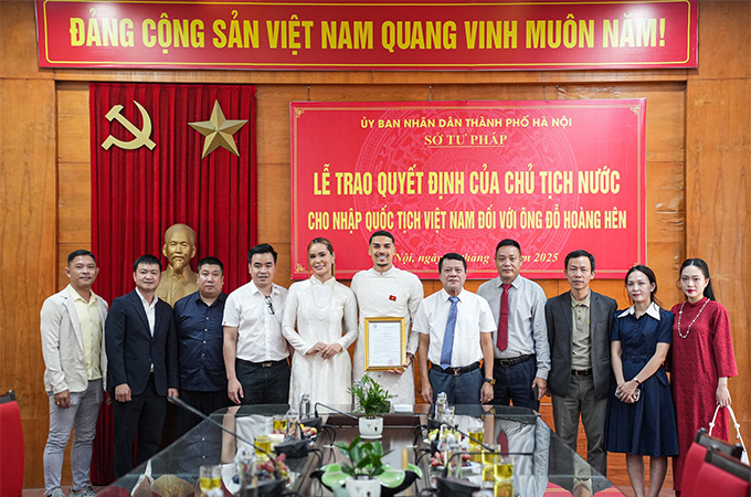 Hình ảnh Đỗ Hoàng Hên nhận quốc tịch Việt Nam tại Sở Tư Pháp TP Hà Nội sáng nay