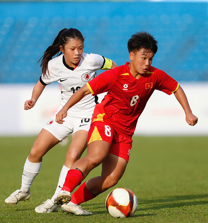 U17 nữ Việt Nam đi bóng trước U17 nữ Hong Kong. Ảnh: Anh Khoa 