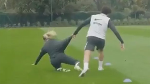 Diego Costa gây bão mạng khi 'hạ gục' cựu cầu thủ nữ Chelsea  Diego Costa gây bão mạng khi 'hạ gục' cựu cầu thủ nữ Chelsea