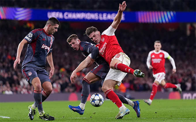 Gyokeres rất chăm di chuyển và tranh chấp