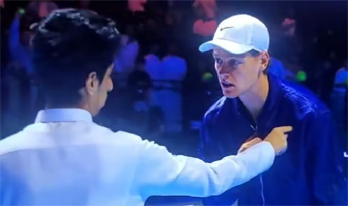 Sinner bối rối khi NHM tiếp cận tại Six Kings Slam