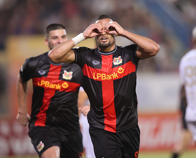 Ninh Bình vượt lên dẫn trước với cú đúp kiến tạo từ Hoàng Đức - Ảnh: Minh Tuấn 