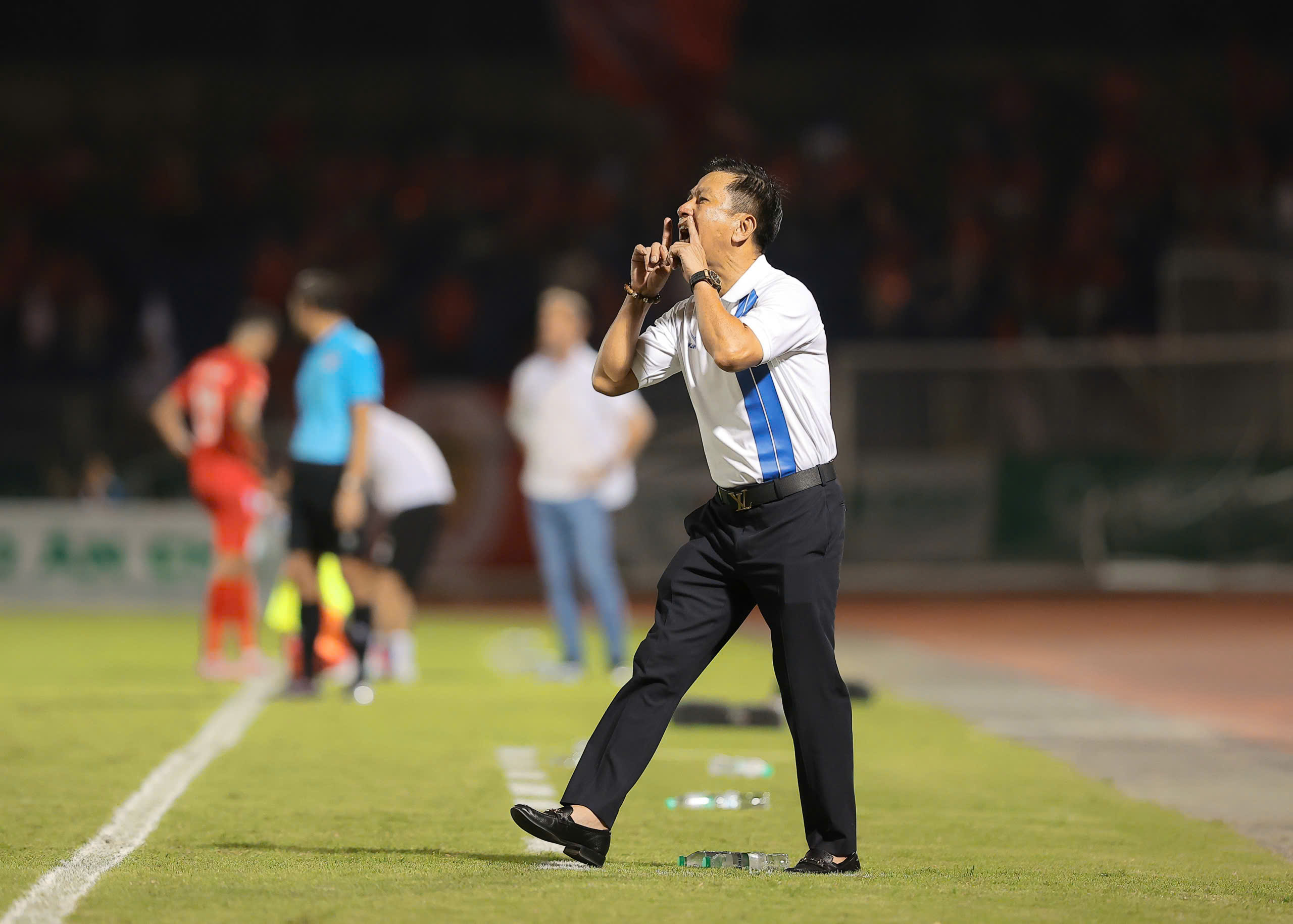 HLV Văn Sỹ Sơn nhận được lời khen từ ông Polking - Ảnh: Xuân Thủy