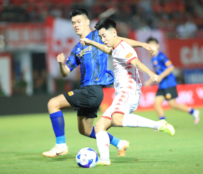 Pha tranh chấp giữa cầu thủ hai đội. Ảnh: Phan Tùng