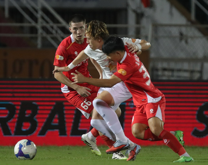 Hai cầu thủ Việt kiều Lee Williams và Viktor Lê đều không toả sáng - Ảnh: Quốc An 