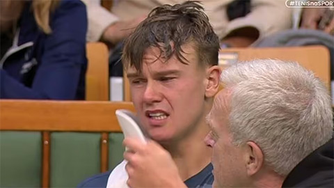 Holger Rune bật khóc khi mắt cá chân kêu 'rắc rắc'  Holger Rune bật khóc khi mắt cá chân kêu 'rắc rắc'