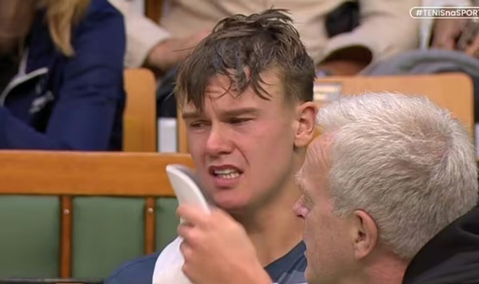 Holger Rune bật khóc khi mắt cá chân kêu 'rắc rắc'