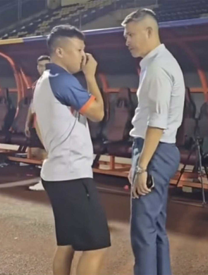 Công Vinh trò chuyện với đồng đội cũ ở ĐT Việt Nam, Phạm Thành Lương sau trận đấu trên sân Vinh chiều ngày 18/10 - Ảnh: BĐ&ĐS