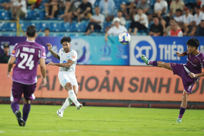 Đội bóng thành Nam đang rất mờ nhạt trong tấn công. Ảnh: Quang Đương 