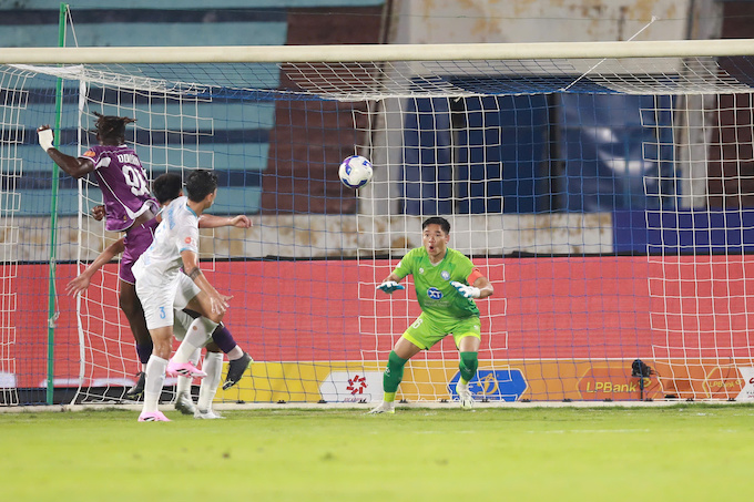 Nam Định đang bị thủng lưới đến 10 bán. Ảnh: Quang Đương 