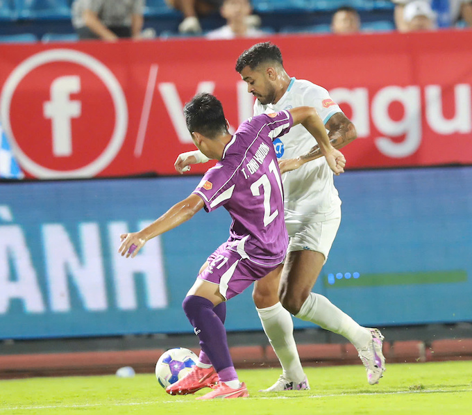 Nam Định (áo trắng) vừa có trận thua bất ngờ trước Becamex TP.HCM. Ảnh: Quang Đương