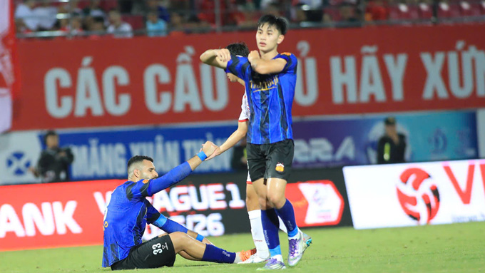 Nếu không thay đổi, HAGL có thể trở thành ứng viên lớn nhất cho tấm vé xuống hạng - Ảnh: Anh Khoa