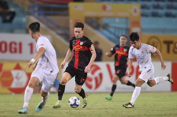 Hoàng Đức nhận "mưa lời khen" của HLV Gerard Albadalejo - Ảnh: Minh Tuấn