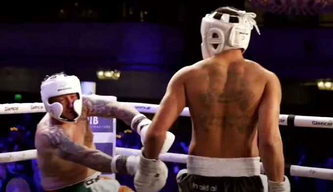 Paddy Kenny bị hạ knock-out bởi Curtis Davies