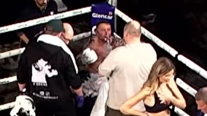 Kenny phải thở oxy sau đó