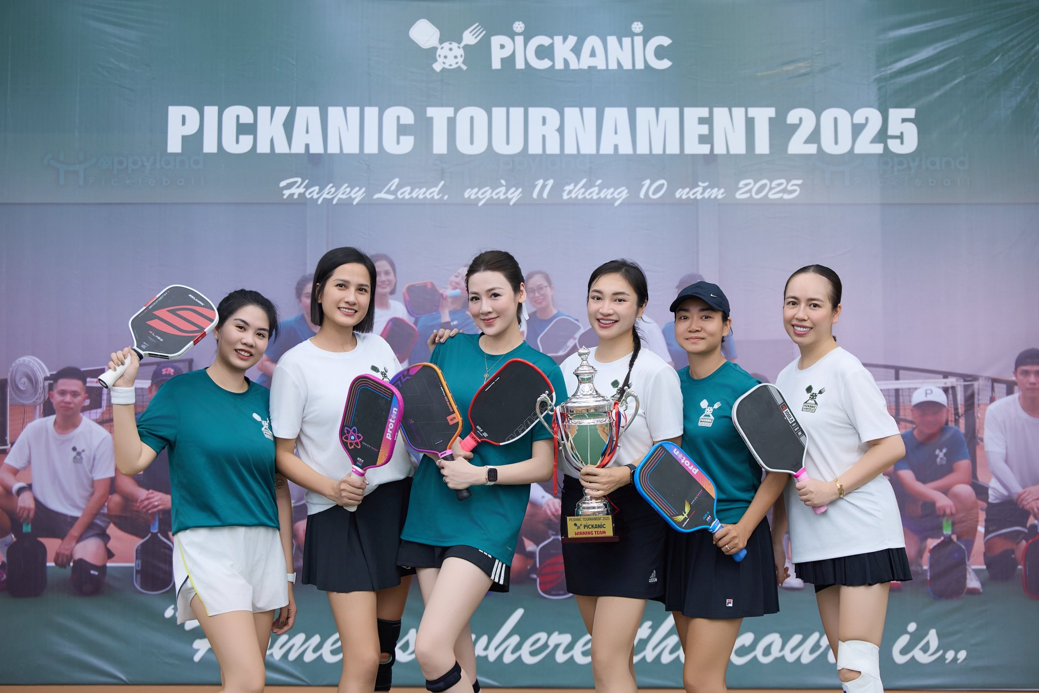 Tú Anh (thứ 3 từ trái qua) giành chức vô địch trên sân pickleball
