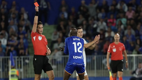 Cựu sao Ngoại hạng Anh nhận thẻ đỏ sau 37 giây vào sân  Cựu sao Ngoại hạng Anh nhận thẻ đỏ sau 37 giây vào sân