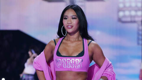 Cô gái H’Mông từng giành HCV Olympic sải bước tự tin trên sàn diễn nội y  Cô gái H’Mông từng giành HCV Olympic sải bước tự tin trên sàn diễn nội y