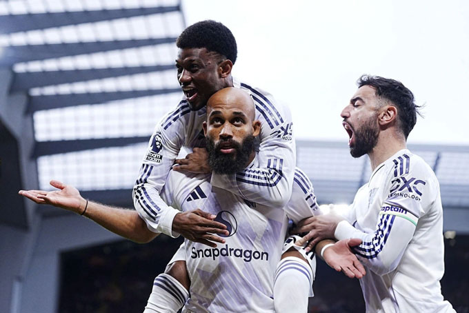  Bryan Mbeumo ăn mừng cùng đồng đội