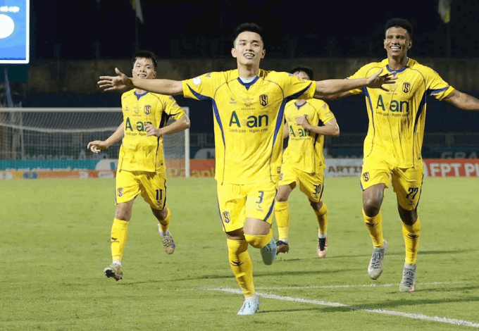 Trung vệ trẻ Nguyên Hoàng cũng có pha đá phạt đẹp mặt để ghi điểm với HLV Kim Sang Sik - Ảnh: Xuân Thủy