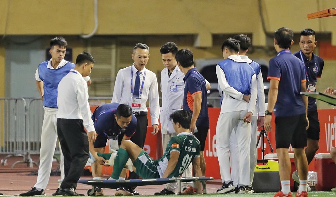 Thủ môn Bùi Tiến Dũng bị đứt dây chằng chéo trước. Ảnh: Đức Cường 