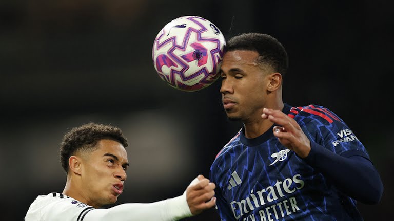 Arsenal (phải) đang chơi tốt ở ngoại hạng Anh