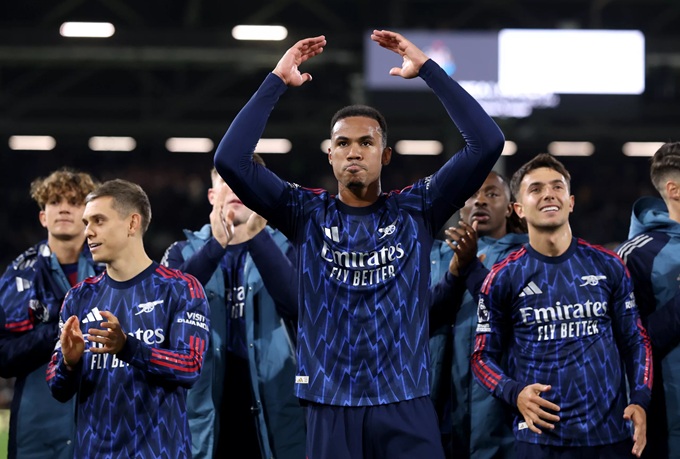 Arsenal đang bay cao trên ngôi đầu Premier League