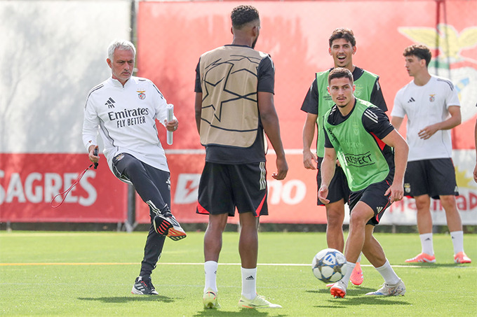 Jose Mourinho trong buổi tập trước trận gặp Newcastle