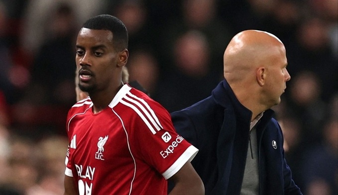 Alexander Isak (trái) chưa thể mang niềm vui đến cho HLV Arne Slot