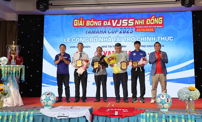 BTC trao kỷ niệm chương cho các cá nhân tham gia giải đấu. Ảnh: Đình Viên 