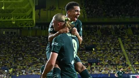 Lewis đá số 10 là phát kiến mới nhất của Pep Guardiola  Lewis đá số 10 là phát kiến mới nhất của Pep Guardiola