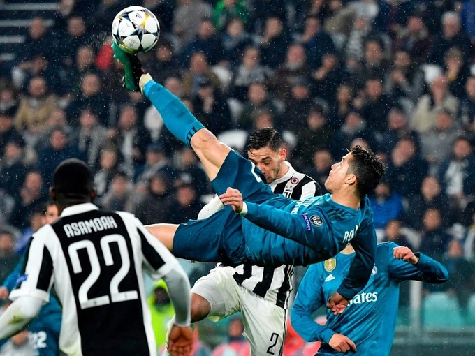Ronaldo với cú "xe đạp chổng ngược" thần thánh vào lưới của Juventus