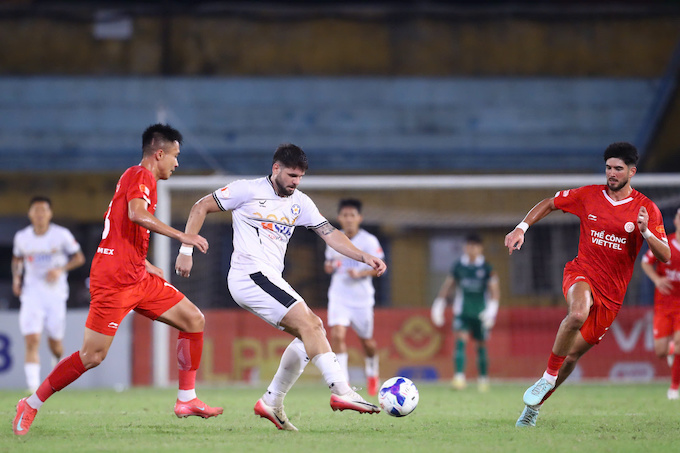 SHB Đà Nẵng (áo trắng) đang gặp nhiều khó khăn kể từ đầu mùa giải 2025/26. Ảnh: Đức Cường