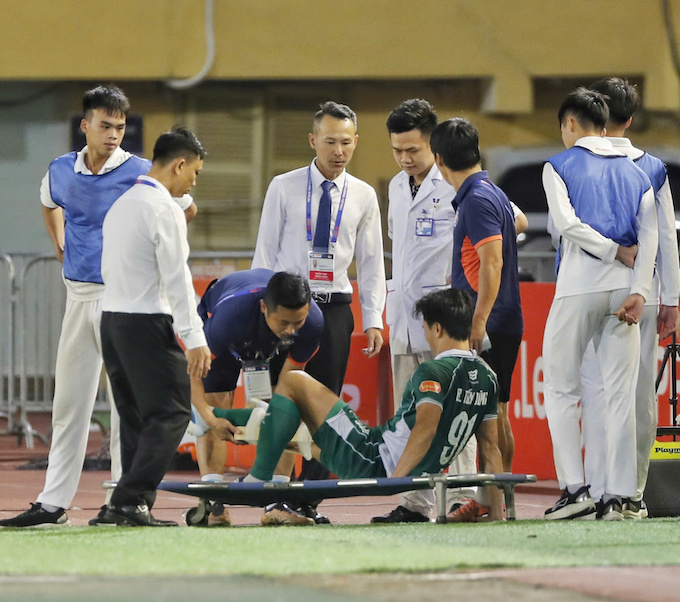 Thủ môn Bùi Tiến Dũng vừa dính chấn thương. Ảnh: Đức Cường 