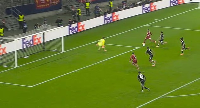 Salah cố dứt điểm và không chuyền cho Wirtz ở vị trí thuận lợi