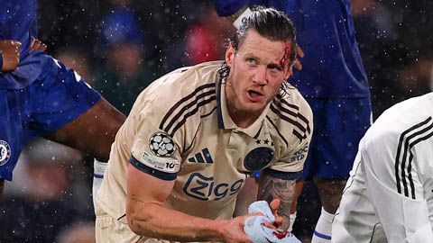 Cựu sao MU chảy máu kinh hoàng sau va chạm mạnh  Cựu sao MU chảy máu kinh hoàng sau va chạm mạnh