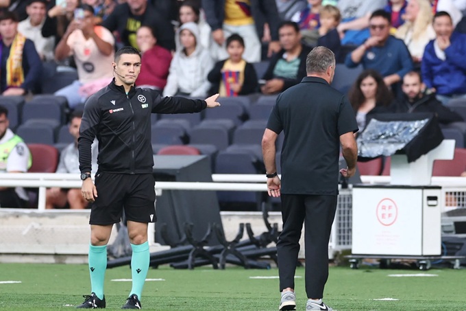 Trọng T Jesus Gil Manzano truất quyền chỉ đạo của Hansi Flick ở trận đấu giữa Barcelona và Girona