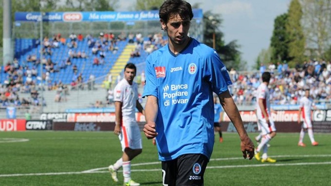 Bruno gầy gò trong màu áo Novara