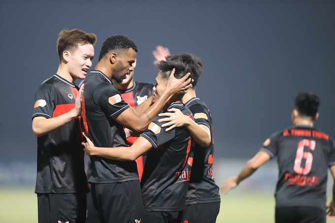 Niềm vui của Ninh Bình khi có chiến thắng chung cuộc 3-1 - Ảnh: Minh Tuấn 