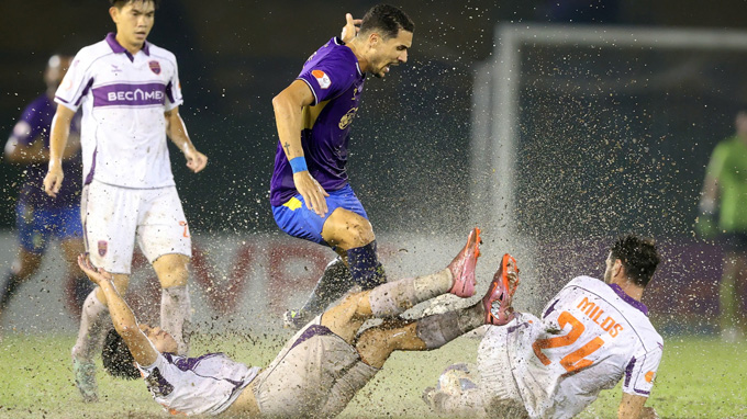 Hà Nội (áo tím) vượt qua Becamex TP.HCM trong trận đấu có 3 quả phạt đền - Ảnh: Quốc An