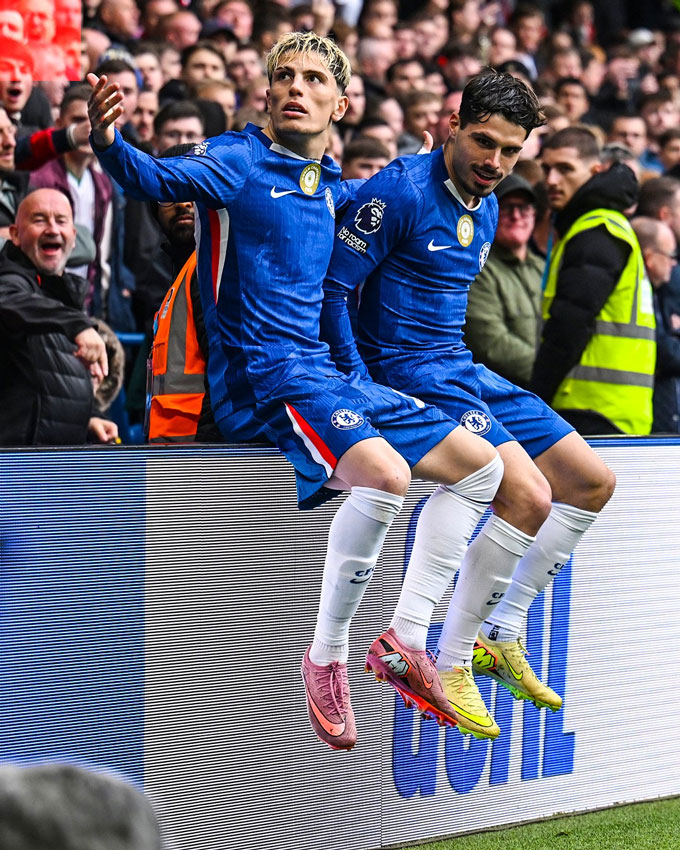 Garnacho nhảy lên biển quảng cáo ăn mừng, gợi nhớ lại hình ảnh biểu tượng thời còn khoác áo MU