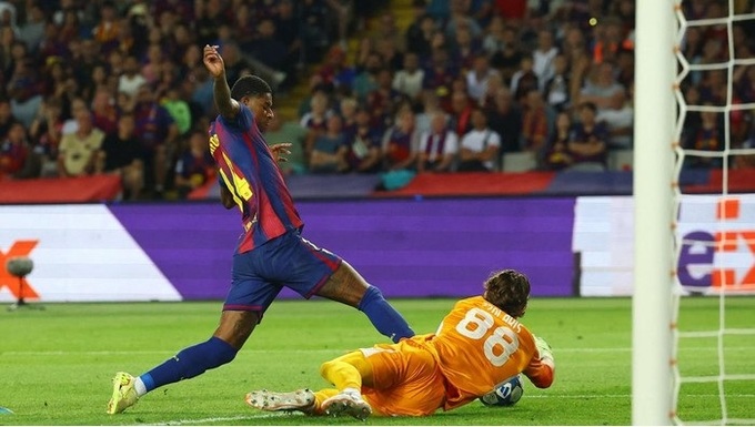 Trái với sự vật vờ ở MU, Rashford đang chơi đầy năng nổ trong màu áo Barca.