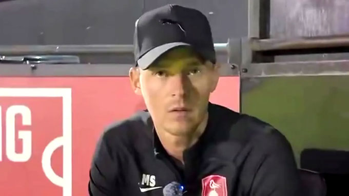 Matthew Saunders gây bức xúc tại Bracknell Town