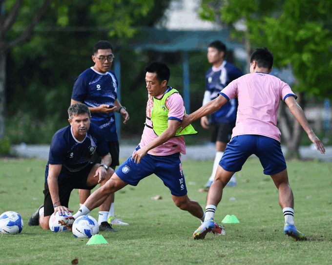 HLV Harry Kewell luôn tỉ mỉ và sát sao với từng cử chỉ của các cầu thủ trên sân tập - Ảnh: HNFC