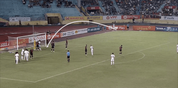 Tình huống đá phạt góc xoáy (in-swing) được các cầu thủ Hà Nội áp dụng trong trận đấu với Ninh Bình